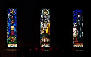 캐나다의 성녀 카테리 테카크위타와 교황 성 비오 10세와 미국의 성녀 프란치스카 사베리아 카브리니_photo by Joe Mabel_in the Church of St Joseph in Seattle_Washington USA.jpg